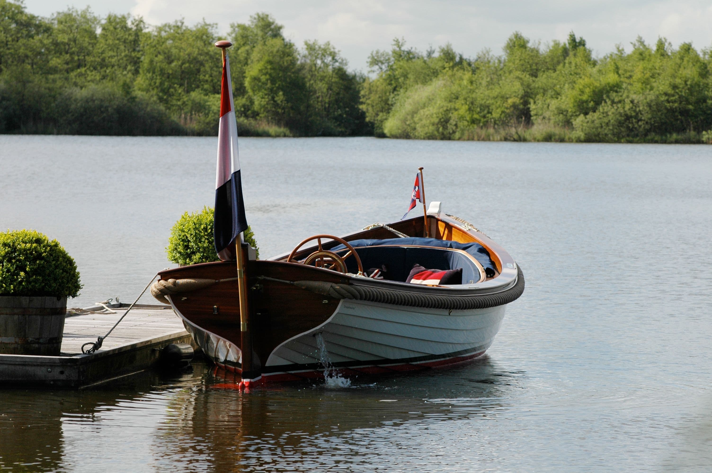 Wajer captains launch kapiteinssloep back view white blue cushions