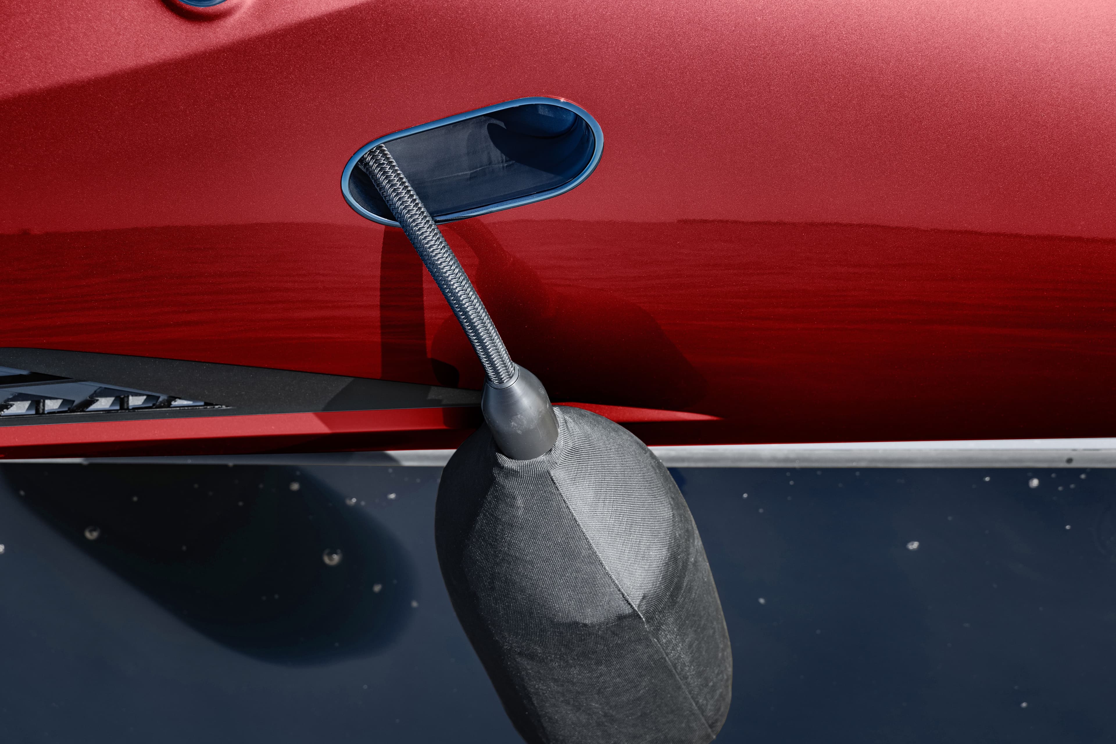 wajer-55-ht-paja-one-fender-top-view-hull-close-up-TURN