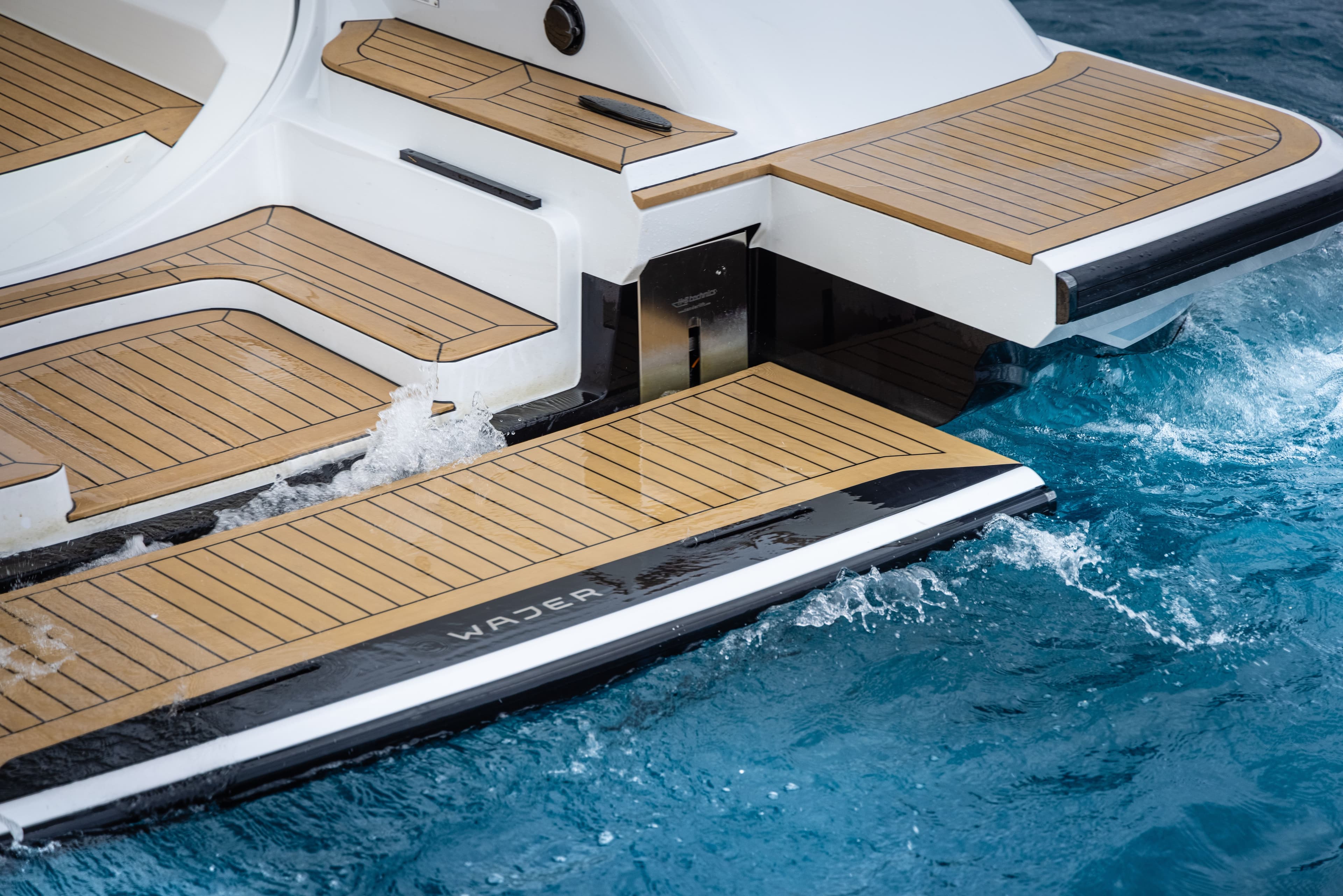 Wajer 55 S Haboob swim platform hydraulic lowered